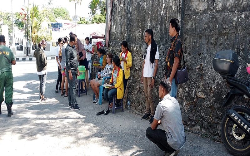 Lurah Fontein Libatkan Warga untuk Sukseskan Gerakan Masuk Got   