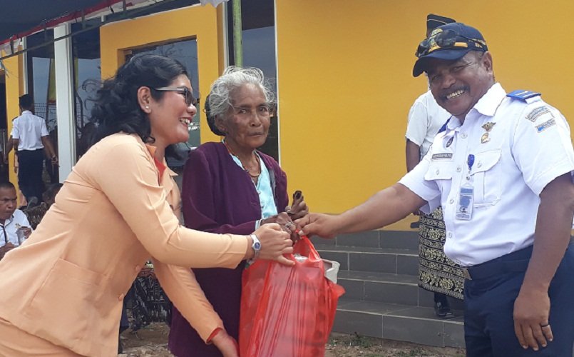 Foto Bandara Terdamu Beri Bantuan Kepada Lansia