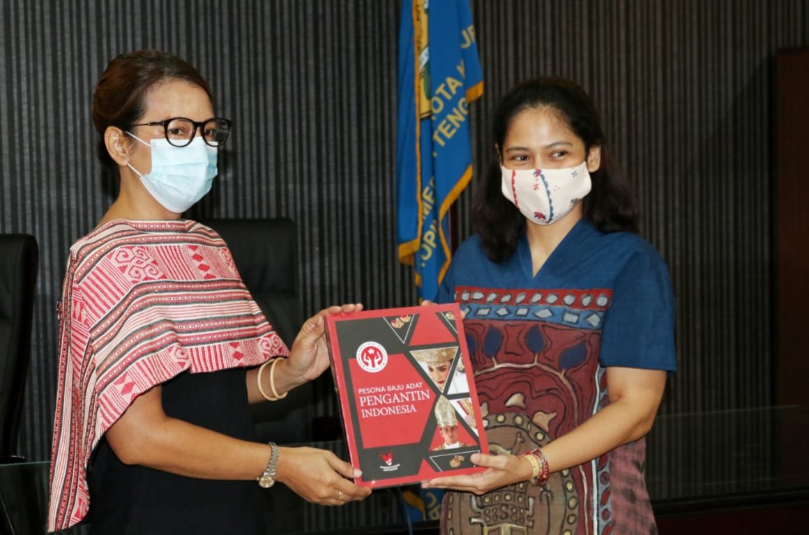 Dekranasda Kota Kupang Terima Buku Pesona Baju Adat Pengantin Indonesia   