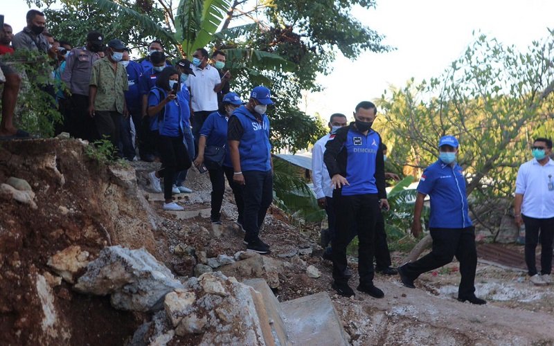 Foto Kunjungi Lokasi Bencana di Kupang, Ketum Demokrat AHY Dukung Program Pemulihan