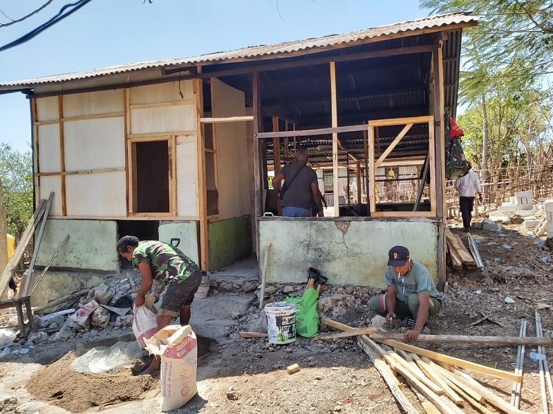 Foto Sambut HUT RI ke 75, Kodim 1604/Kupang Rehab Rumah Warga Tanah Merah
