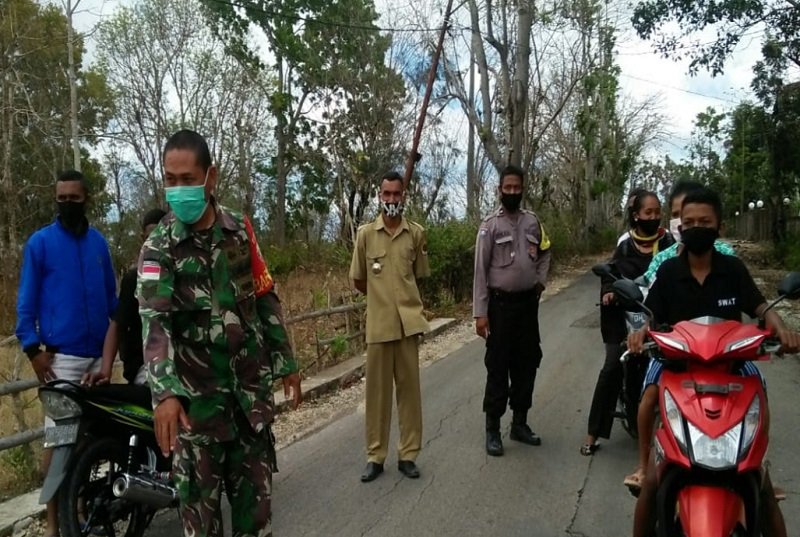 Foto Babinsa Koramil 1604-06/Batakte Turun Ke Jalan bagi Masker   