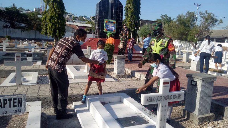 Foto Tanamkan Nilai Kepahlawanan, Siswa dari Kupang Ziarah ke Taman Darmaloka 