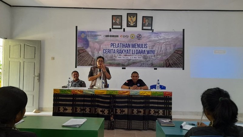 Foto Latih 20 Siswa Menulis Cerita Rakyat, Kadis Perpustakaan Sabu Raijua Apresiasi Yayasan GPS