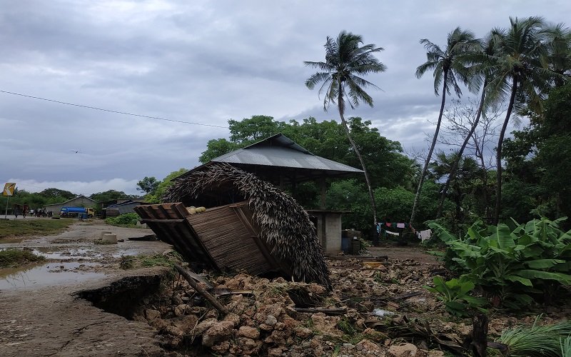 Foto Lapak Jualan Terseret Banjir, Warga Desa Ledeana Rugi Jutaan Rupiah