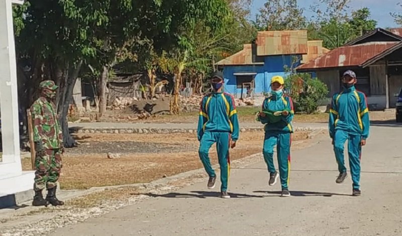 Foto Sambut HUT RI, Babinsa Koramil 1604-02/ Camplong Tanamkan Nilai Kebangsaan kepada Siswa 