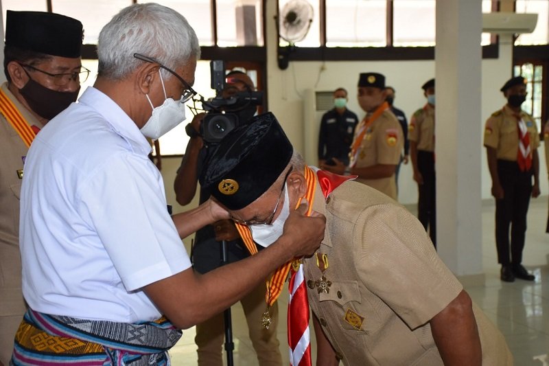 Foto HUT Ke 60 Pramuka, Wawali Kota Kupang Dianugerahi Tanda Penghargaan Lencana Melati 