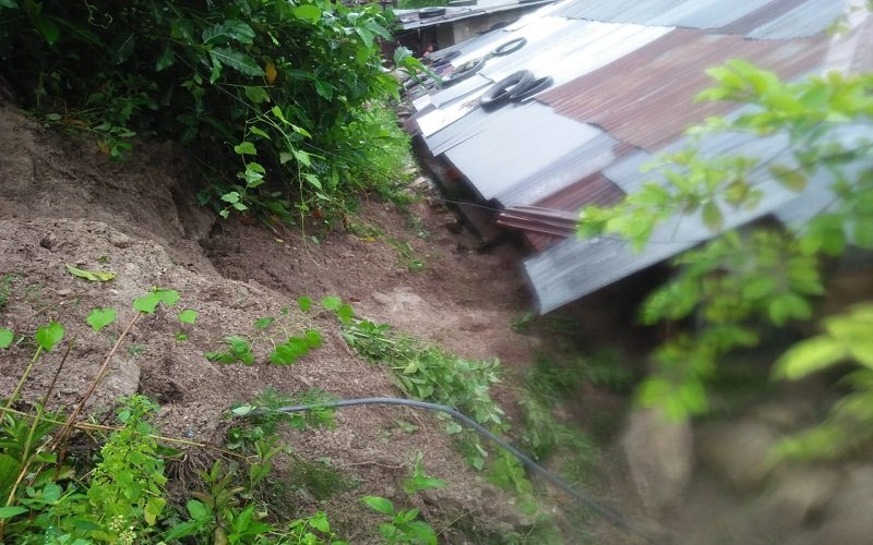 Foto Hujan Tiga Jam Kelurahan Metina Kebanjiran dan Longsor 