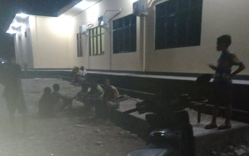 Foto Malam Ini Sejumlah Warga Tempati Halaman Mako Polres Malaka   