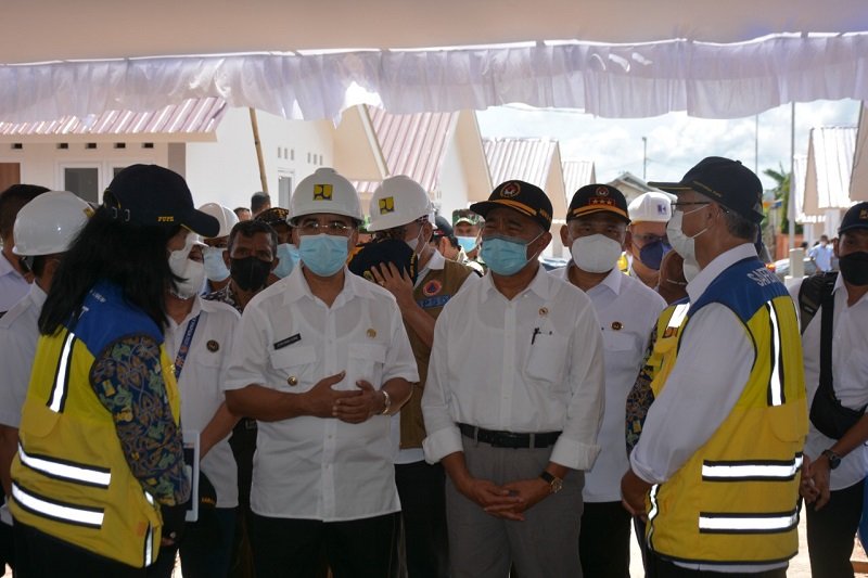 Foto Menko PMK Didampingi Wali Kota Jeriko Tinjau Rumah Bantuan Korban Seroja