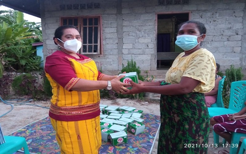 Foto Dewan Mery Kain Peduli Para Ibu Penenun di Malaka