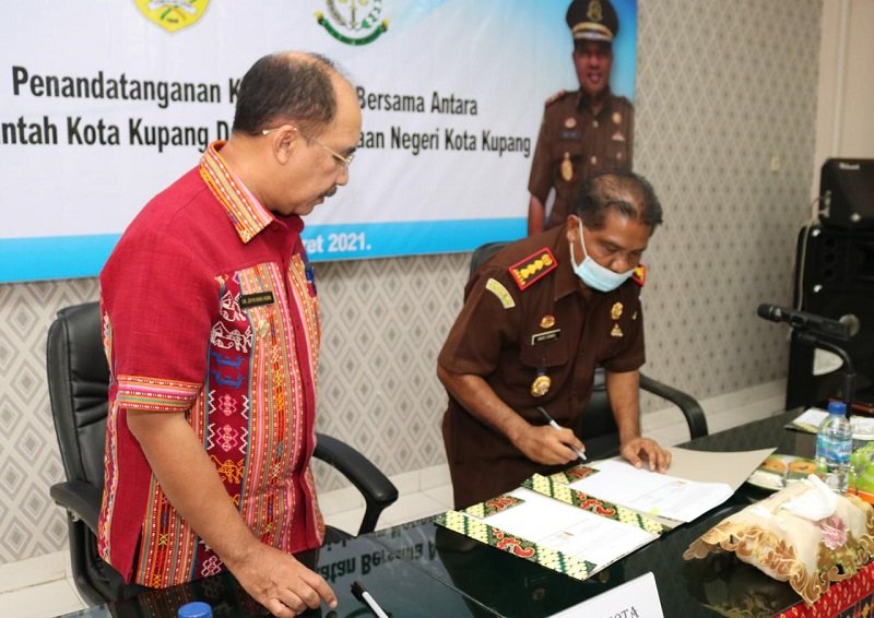 Foto Wali Kota dan Kajari Kota Kupang Teken MoU Bantuan Hukum Perdata dan TUN