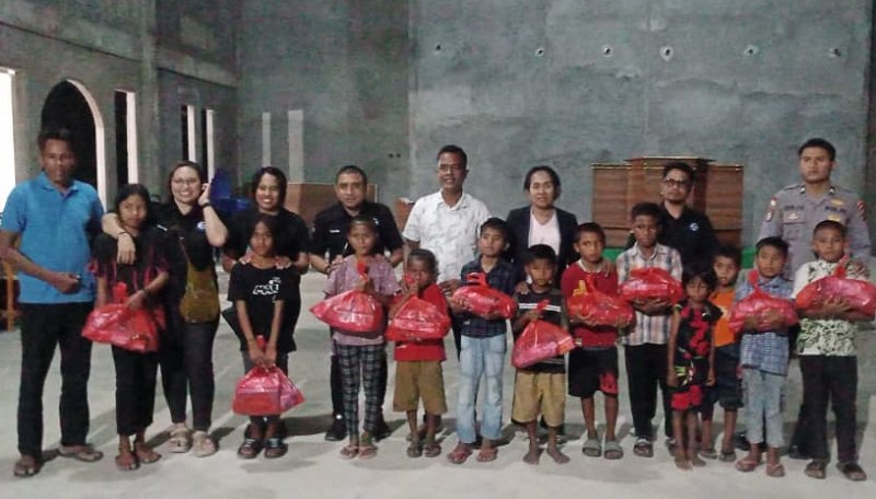 Foto Yayasan GPS Beri Bantuan 30 Anak Yatim Piatu Di Raijua