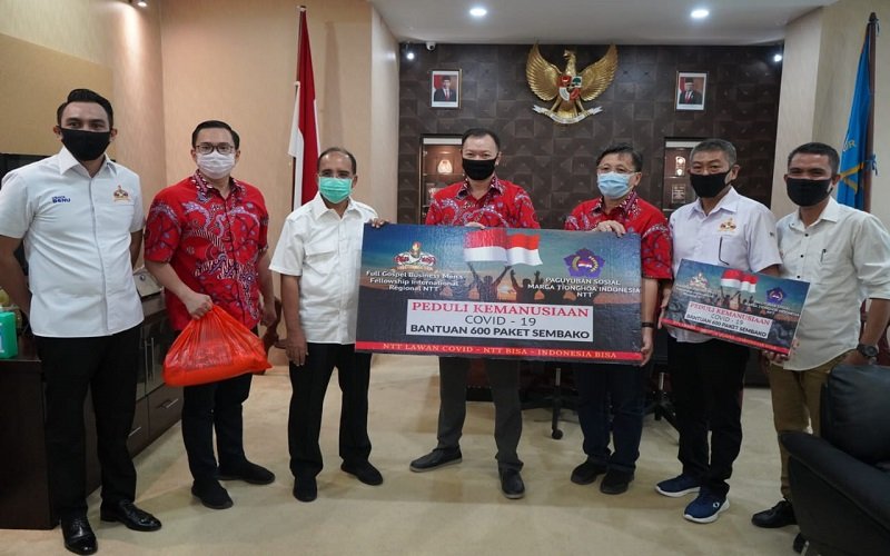 Foto Wali Kota Kupang Terima Bantuan 600 Paket Sembako dan APD