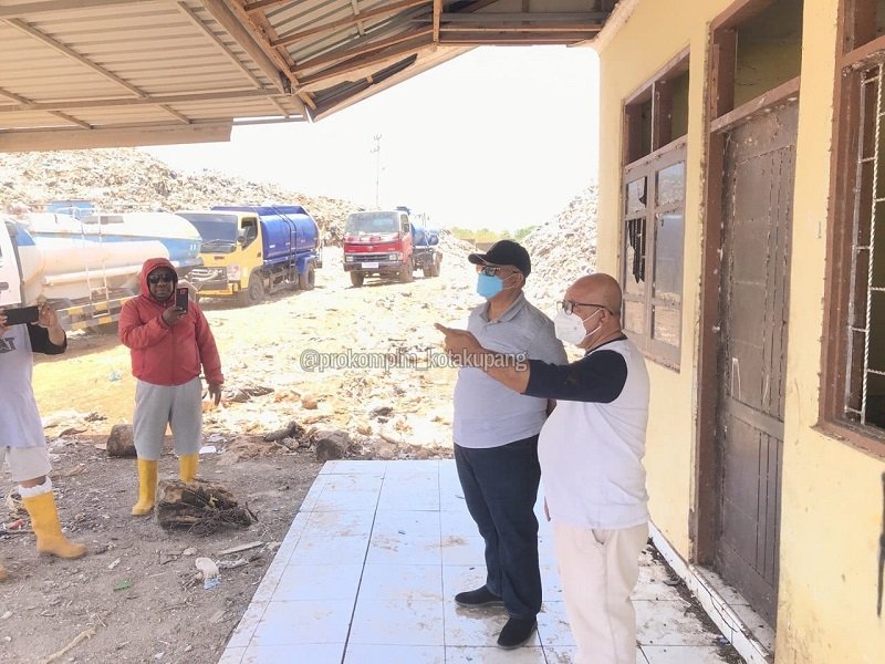 Foto Penjabat Wali Kota Turun Langsung, 8 Unit Mobil Tangki Siaga Tangani Kebakaran di TPA Alak