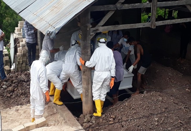 Foto Ralat: Pasien Covid-19 di Sabu Raijua Dimakamkan di Pekuburan Keluarga   