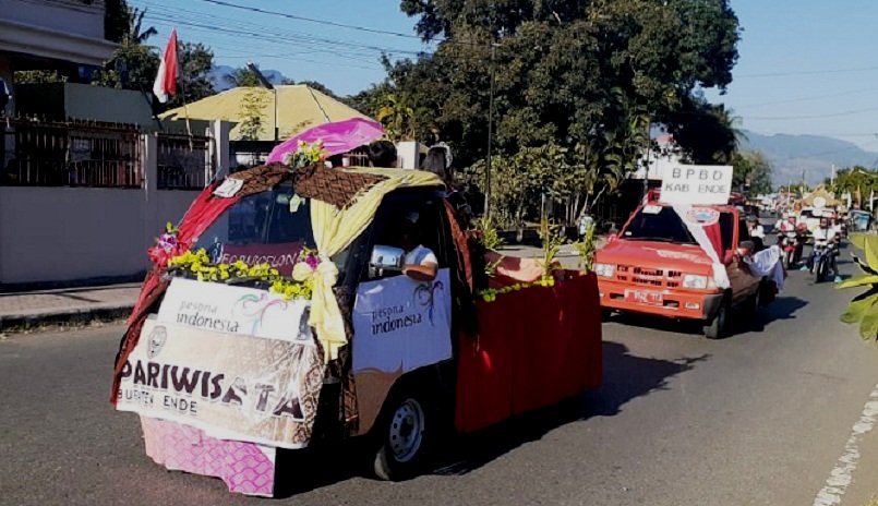 Foto Lewat Mobil Hias, Pemkab Ende Tampilkan Keberhasilan