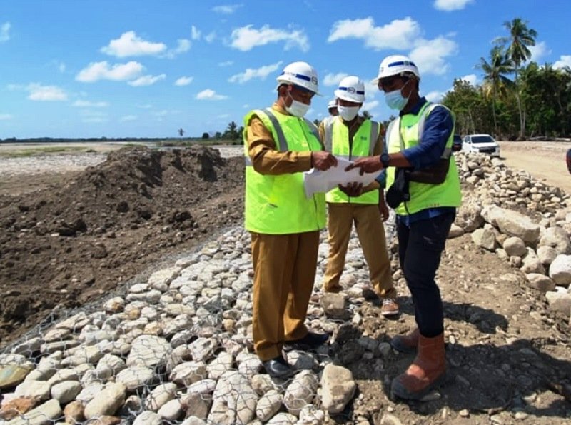 Foto Pekerjaan Saluran Irigasi Bendung Benenain Rampung November Mendatang