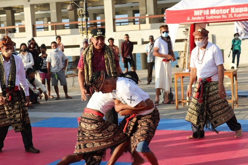 Foto Wali Kota Kupang Buka Festival Olah Raga Tradisional Pe Luru Hawu