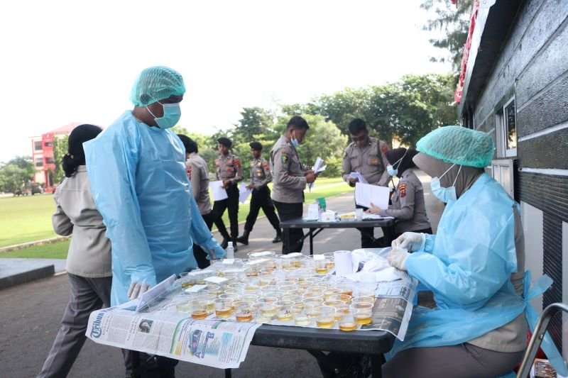 Foto Upaya Cegah  Penyebaran Narkoba  Polda NTT Lakukan Pemeriksaan Urine Personel
