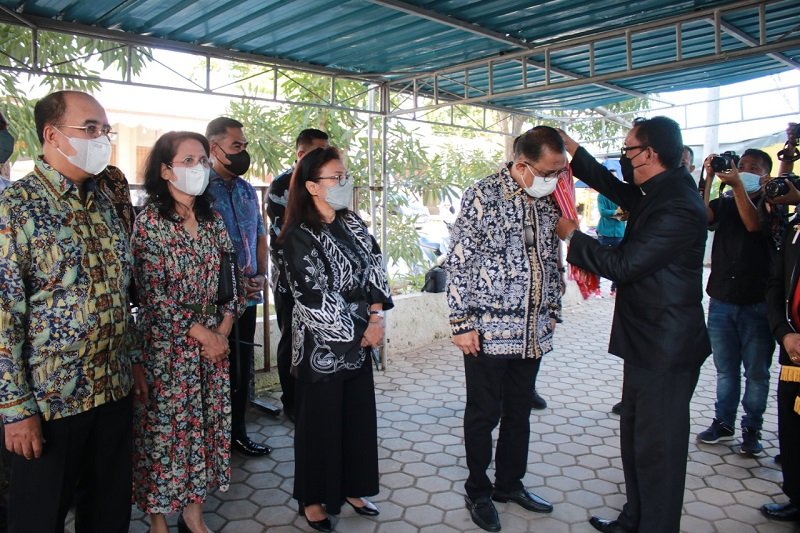 Foto Wali Kota Kupang dan Wali Kota Ambon ikut Ibadah Jumat Agung di Gereja Kaisarea 