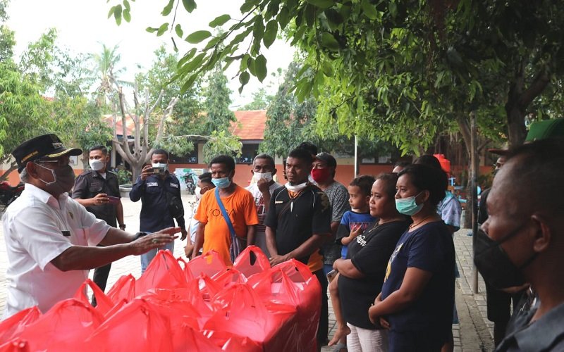 Foto Pemkot Kupang bagi 2500 Paket Bingkisan Paskah untuk Korban Badai Seroja
