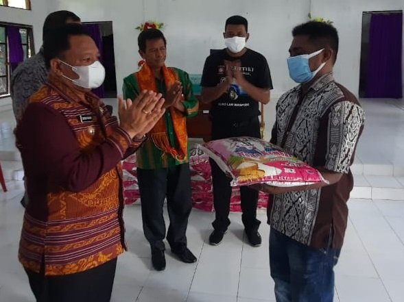 Serahkan Bantuan kepada Paroki Bolan dan GMIT Lalor. Bupati Malaka : Saya datang untuk Bapak dan Mama   