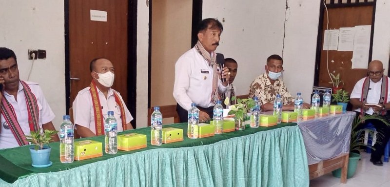 Foto George Berkantor di Kelurahan Manulai II: Kepsek SMP Teologi Kristen Singgung Program Seragam Sekolah