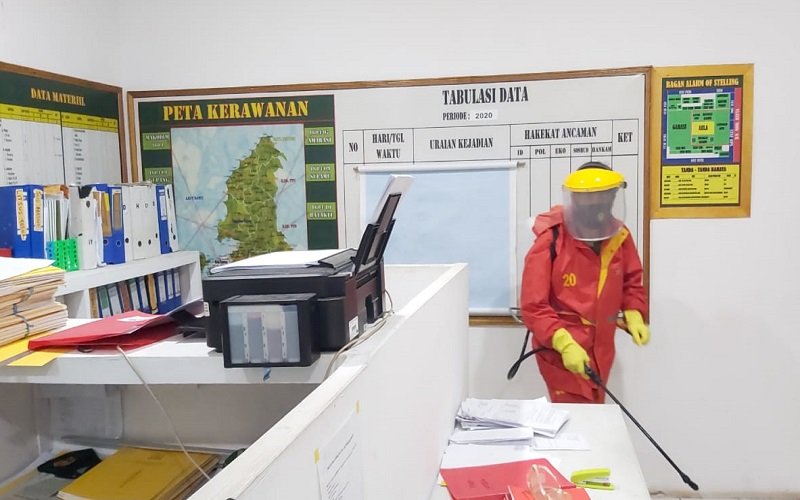 Foto Cegah Penyebaran Covid-19, Kodim 1604/Kupang Laksanakan Penyemprotan Disinfektan