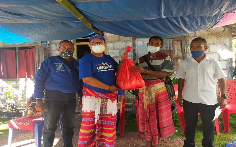 Foto Partai Demokrat Bantu Korban Badai di Amfoang Tengah