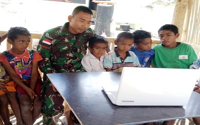 Foto Dengan Laptop, Satgas Yonif Raider 142/KJ Edukasi Siswa Perbatasan