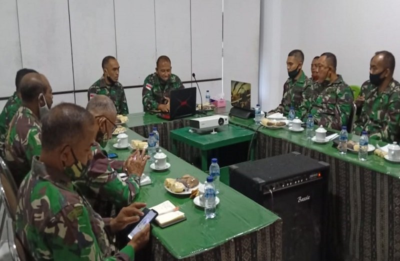 Foto Perwira Staf dan Danramil Paparkan Rencana Kerja kepada Dandim Baru
