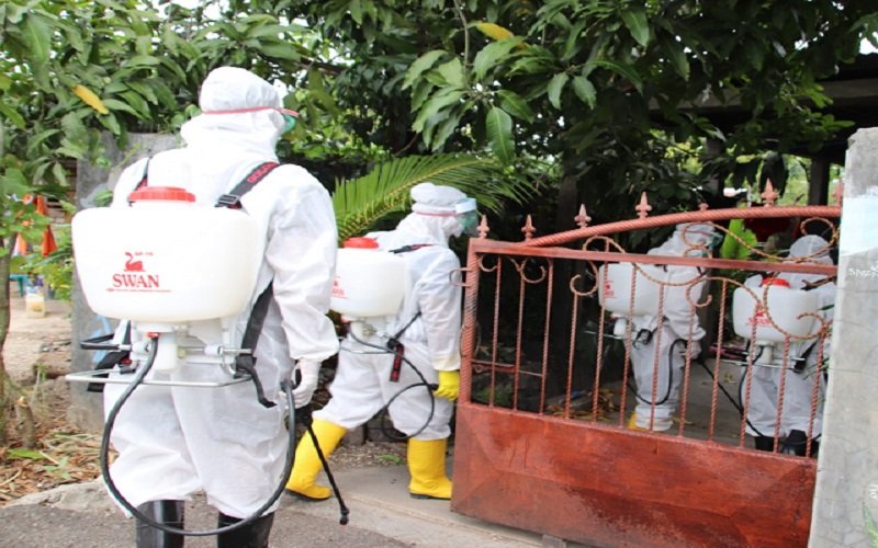Foto Wali Kota Kupang Tinjau Penyemprotan Disinfektan Rumah Pasien Covid - 19