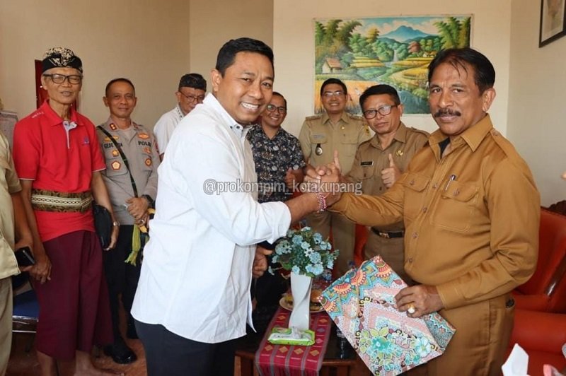 Foto Penjabat Wali Kota Kupang Memohon Maaf Saat Pamit dengan Pemuka Agama