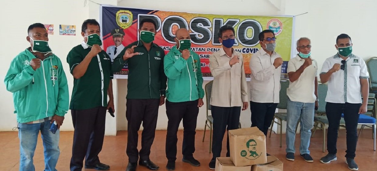 Foto DPC PKB Sabu Raijua Salurkan 350 paket Sembako Bantuan Cak Imin.   