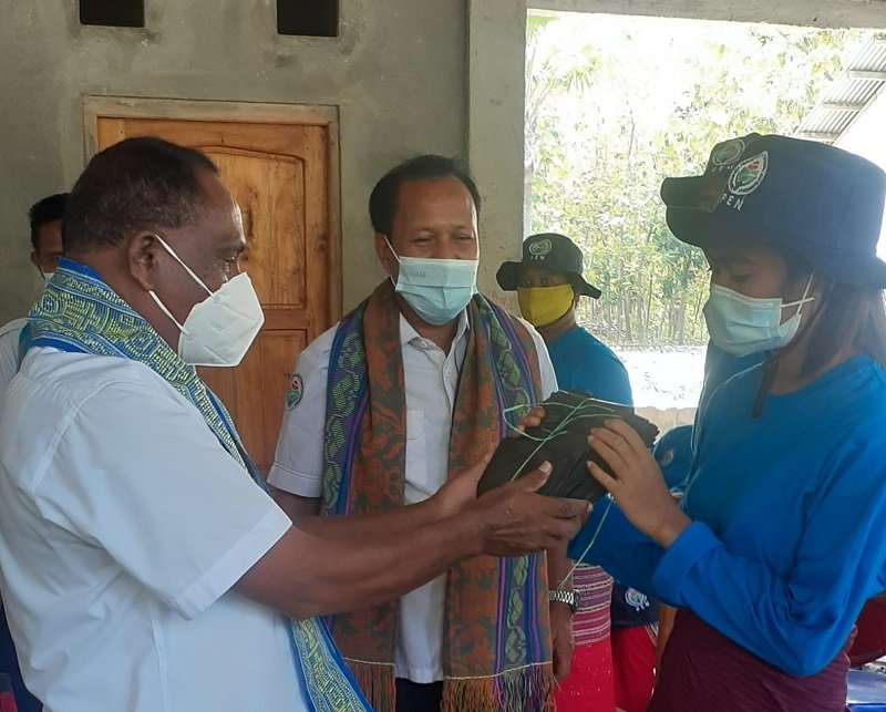 Foto Kemendes PDTT Bantu Warga Malaka di Masa Pandemi Covid-19