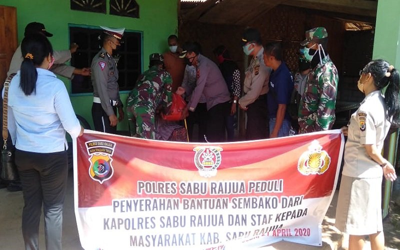 Foto Peduli Kasih Polres Sabu Raijua: Bagi 100 Paket Sembako