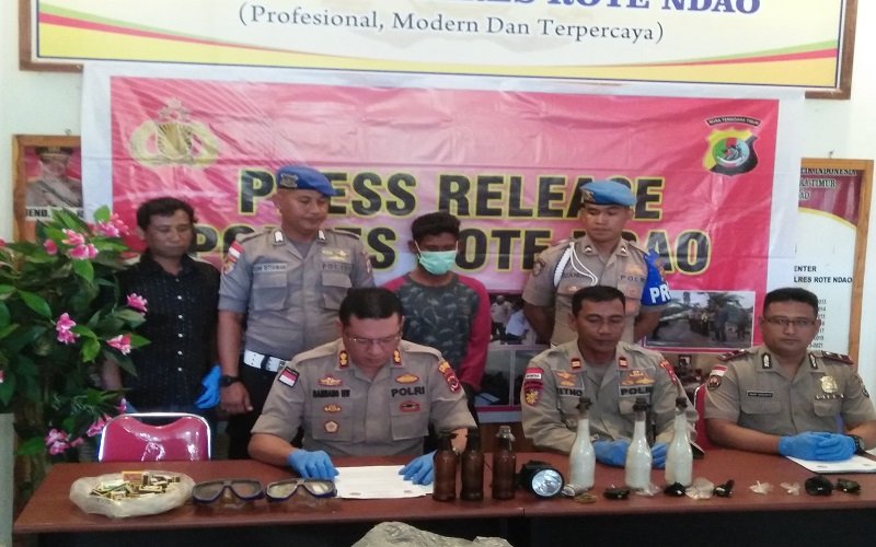 Foto Pol Air Dan Reskim Polres Rote Tangkap 1 Pelaku Bom Ikan,  3 Buron