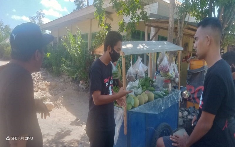 Foto Dukung Program UMKM, Relawan Sahabat Ganjar Sabu Raijua Borong Produk Usaha Mikro   