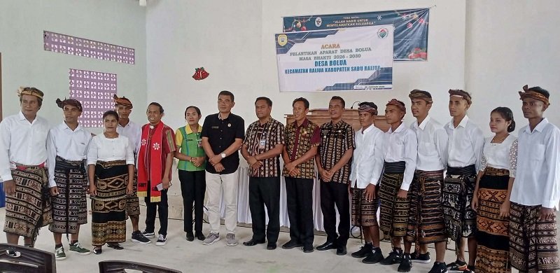 Foto Lantik 30 Orang RTRW Desa Bolua, Pesan Camat Raijua: Jalankan Tugas dengan Baik