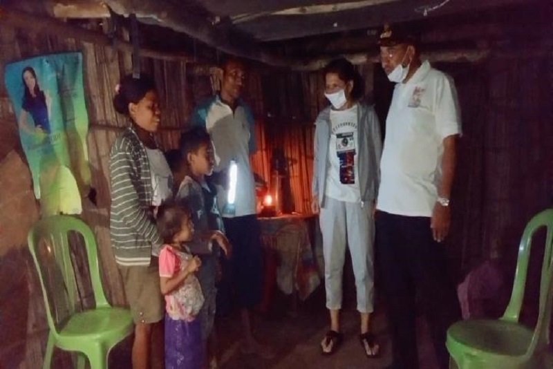 Foto Wali Kota Kupang Kunjungi Rumah Warga Fatukoa