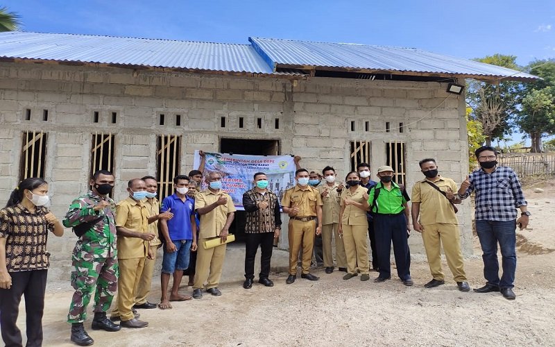 Foto Resmikan Rumah Layak Huni, Yohanis Uly Kale: Sangat Membantu Masyarakat Desa Depe   