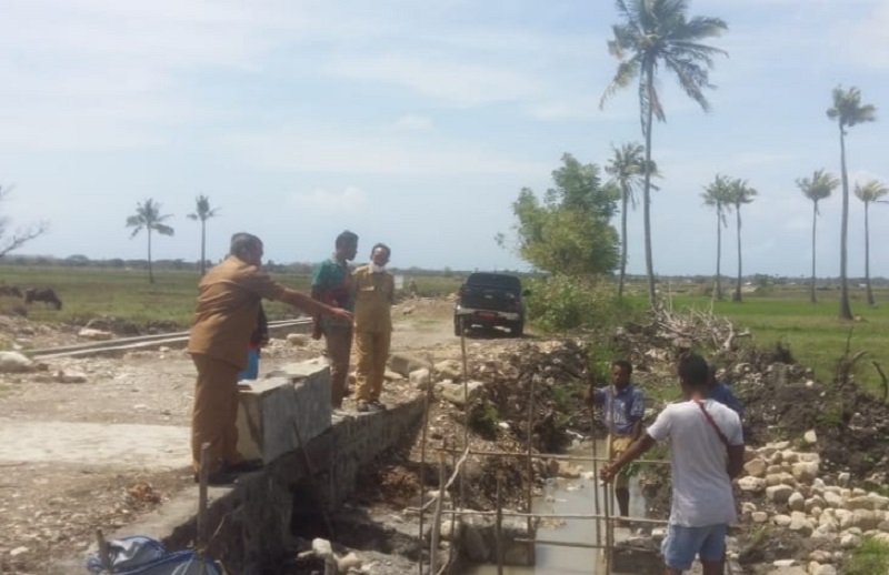 Foto Dinas PUPR Malaka Monitoring Pekerjaan Irigasi Tolok
