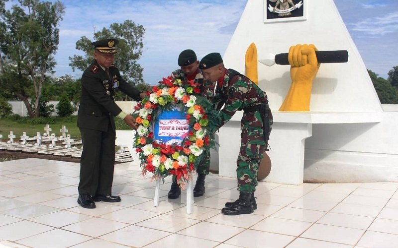 Foto Satgas Yonif Raider 142/KJ Ziarah ke TMP Seroja
