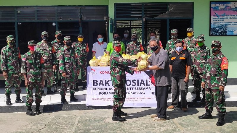 Foto Komunitas Peduli Kupang Serahkan 220 Paket Sembako ke Koramil 1604-01/Kupang   