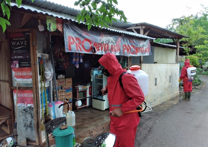 Foto Cegah Penyebaran, Tim Satgas Covid-19 Kodim 1604/Kupang Lakukan Penyemprotan Disinfektan