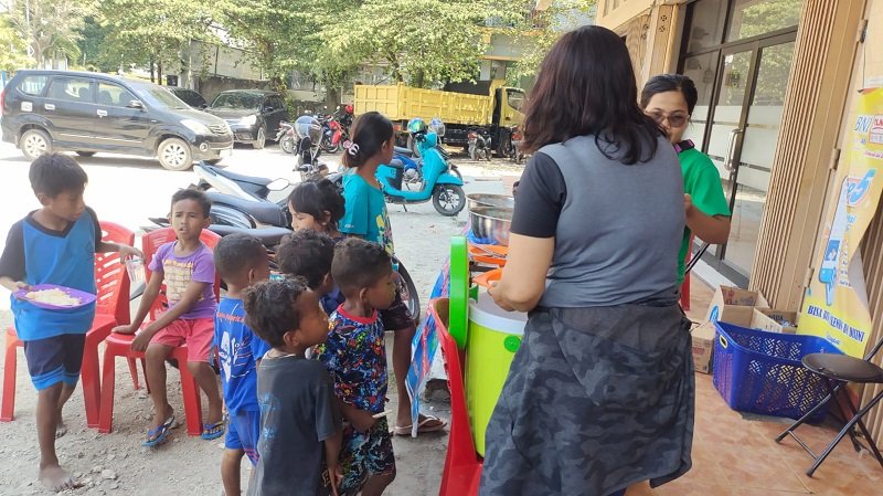 Foto Berbagi Cinta Melalui Sepiring Nasi, Gerobak Makan Gratis Indonesia Konsisten Berbagi