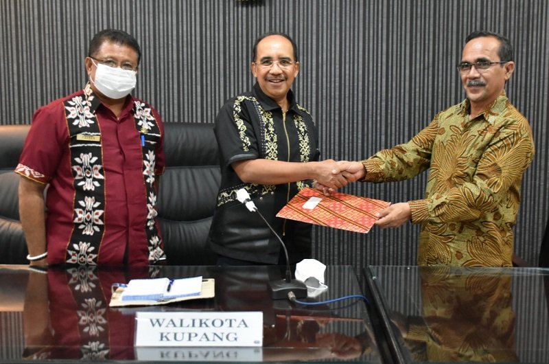 Foto FKUB Kota Kupang Serahkan Draft Perwali Tentang Izin Rumah Ibadah 