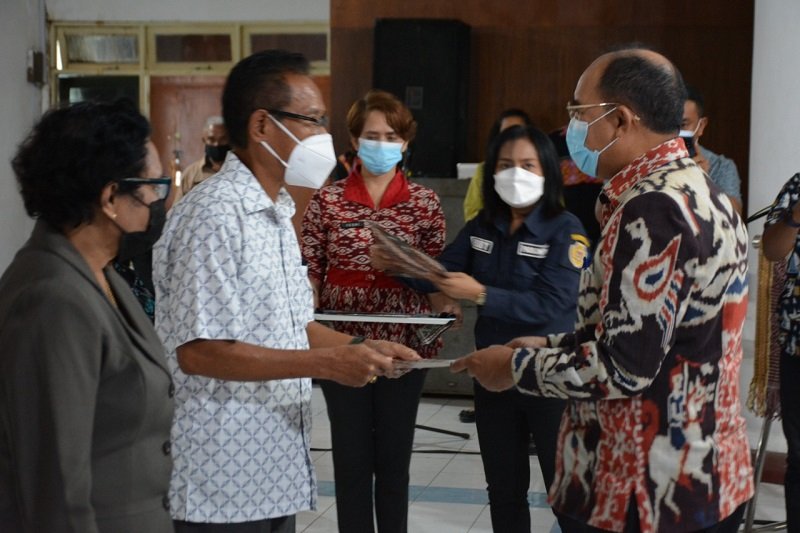 Foto Wali Kota Serahkan Santunan bagi 125 Pensiunan ASN Kota Kupang
