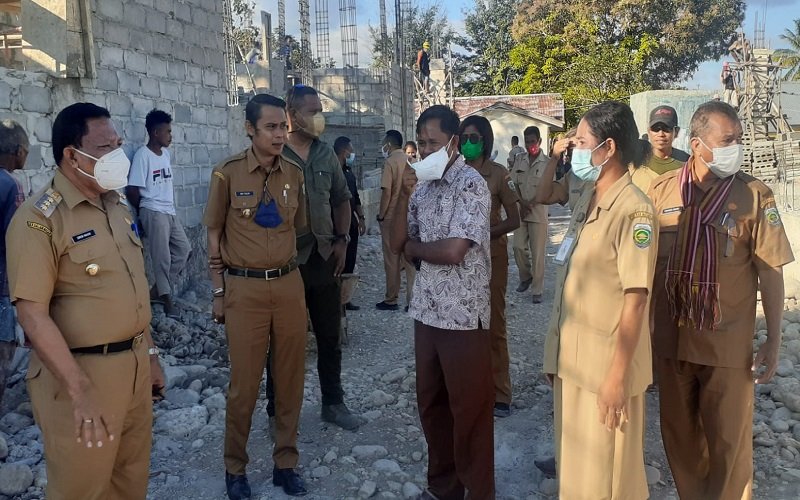 Foto Safari Edukasi Cegah Covid-19 Bupati dan Wabup Tinjau Pembangunan Puskesmas Bani-Bani   